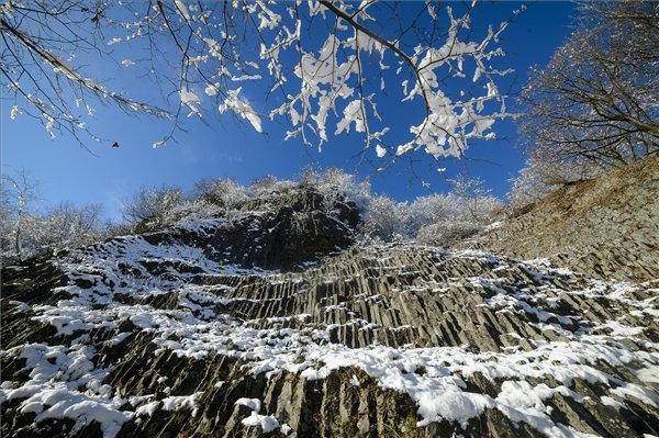 avas bazaltoszlopok a Szilvás-kő oldalában található egykori kőfejtőben Salgótarján Rónabánya településrészén 2015. november 24-én. MTI Fotó: Komka Péter