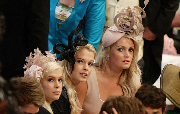 A Spencer lányok Vilmos herceg esküvőjén: Amelia (balra), Eliza (középen), Kitty (jobbra)