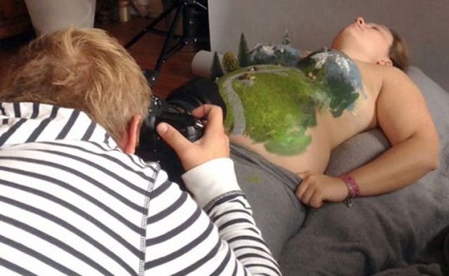 A férj terepasztalt csinált a terhes feleség idomaiból - fotók