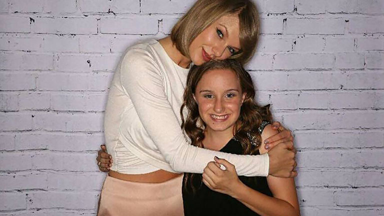 Taylor Swift találkozott kis rajongójával, aki nem sokára teljesen elveszíti hallását