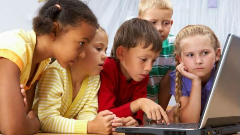 Így károsítja gyerekek szemét a gyakori tévézés és számítógépezés