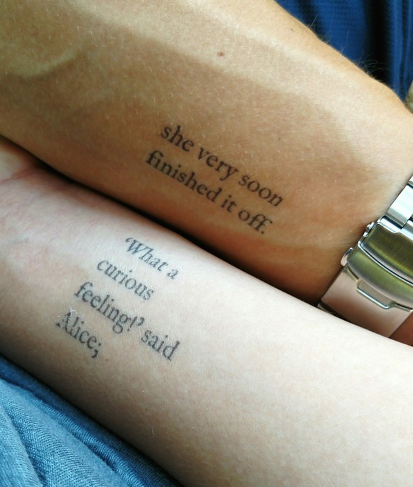 Összesen 2500 ember tetováltatta magára az Alíz Csodaországban teljes szövegét