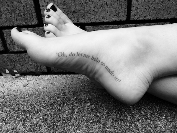 Összesen 2500 ember tetováltatta magára az Alíz Csodaországban teljes szövegét