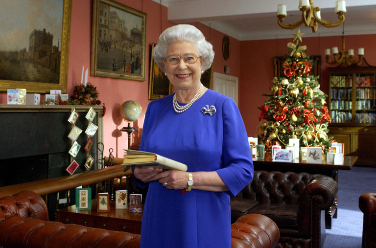 II. Erzsébet lufival a térde között rohangált: karácsonyi titkok a Windsor-házból