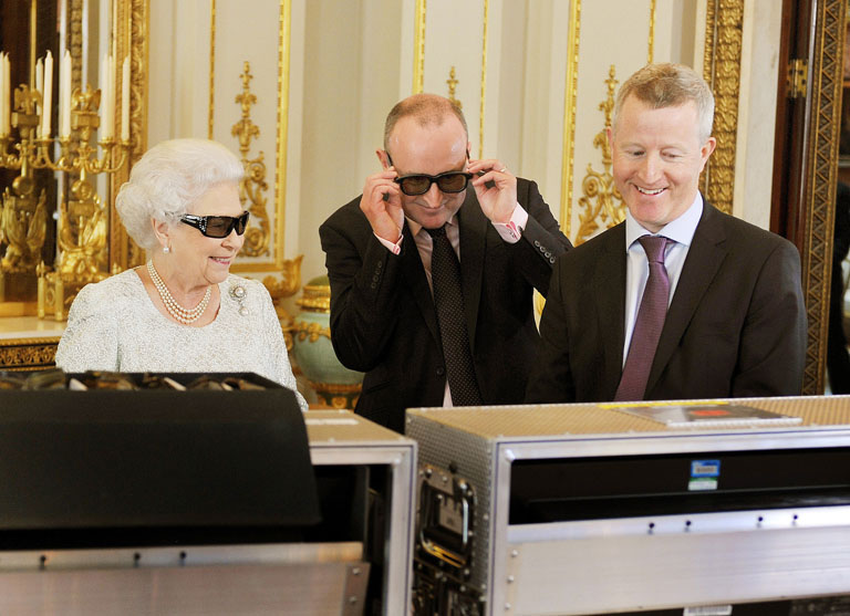 Erzsébet királyné a rendezővel sé a producerrel megnézik a 3D-ben visszajátszott beszédet