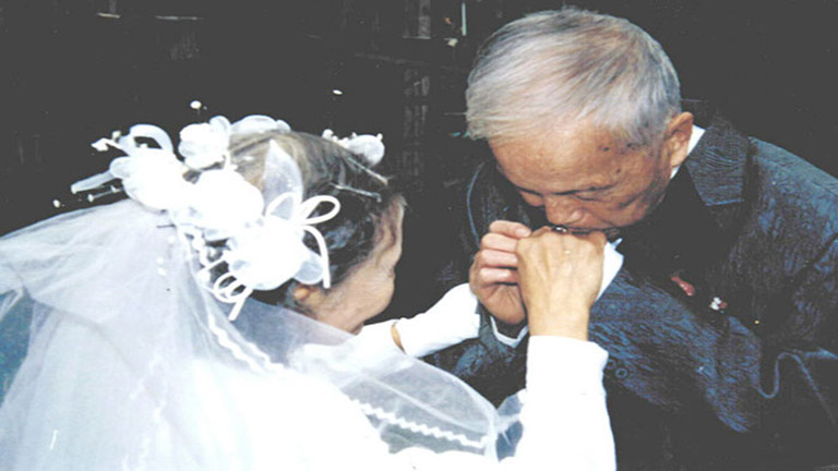 Megható: 70 év házasság után újraalkották esküvői fotójukat
