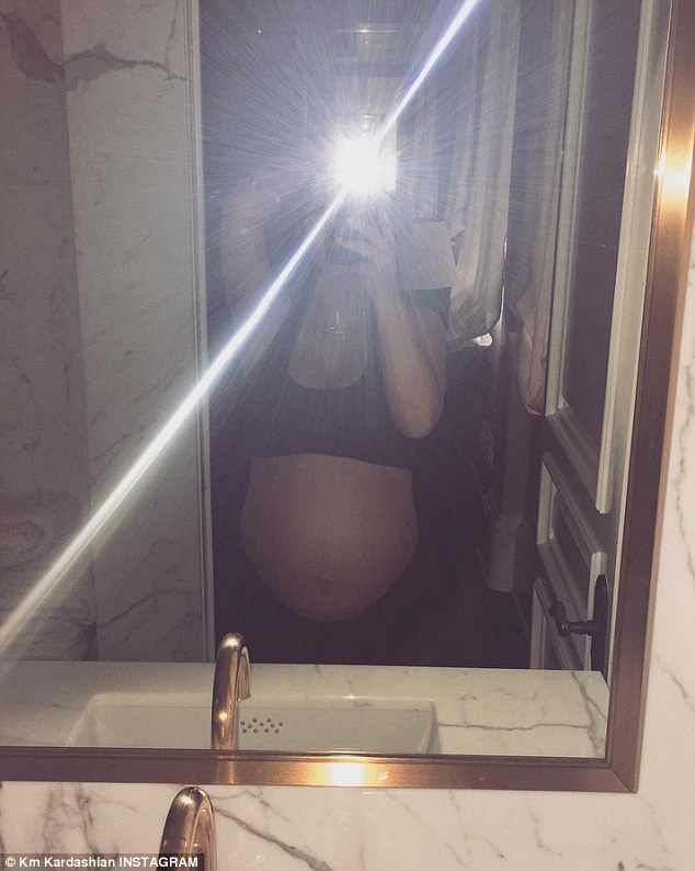 Fehérneműs képet posztolt a 9 hónapos terhes Kim Kardashian