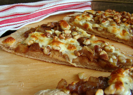 Gyors, isteni vacsora: körtés, diós pizza gorgonzolával