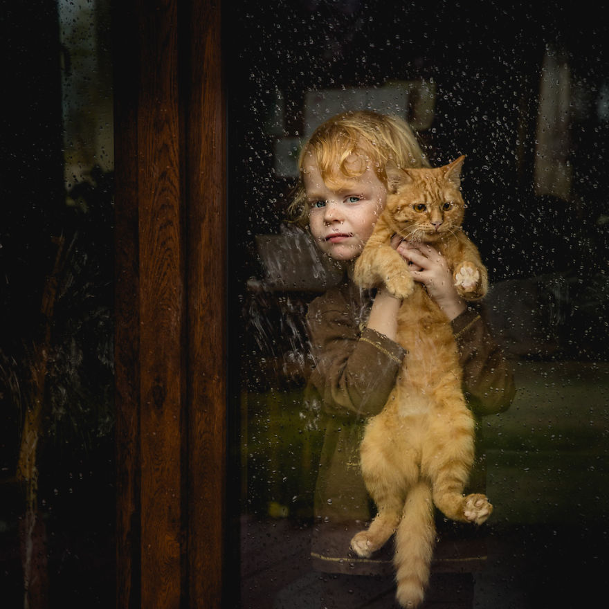 Csodás fotók a gyerekek és az állatok szívmelengető barátságáról 