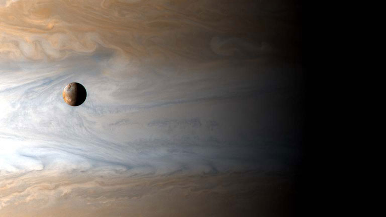 A Jupiternek 16 Holdja van, itt az Io nevű látható (Fotó: NASA)