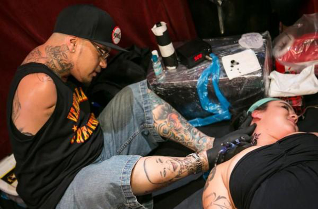 Karok nélkül született, tetoválóművész lett
