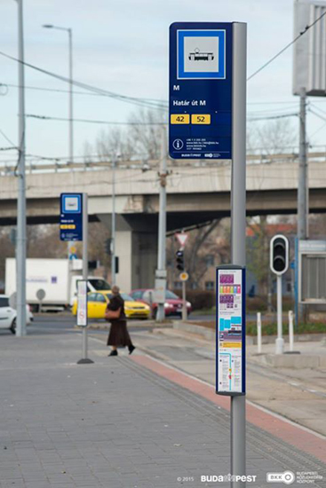 Ilyenek lesznek az új megállótáblák a budapesti tömegközlekedésben - fotó