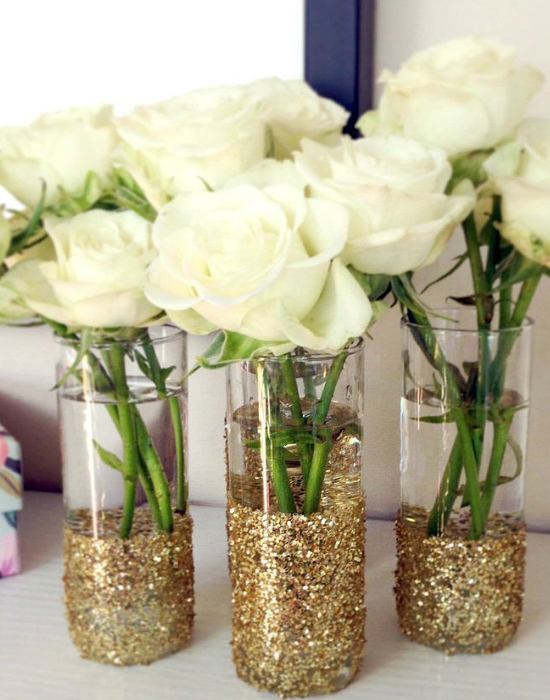 Egy kis arany a vázában, ami a fehér rózsával csodálatos dekoráció.
