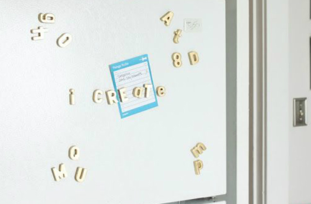 Arany betűk jól mutatnak a hűtőn mágnesként.