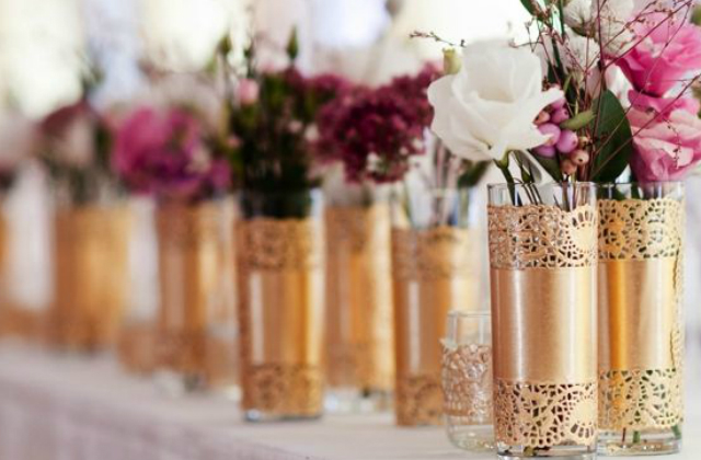 Egy egyszerű váza arany dekorral az esküvői asztalra tökéletes választás. 