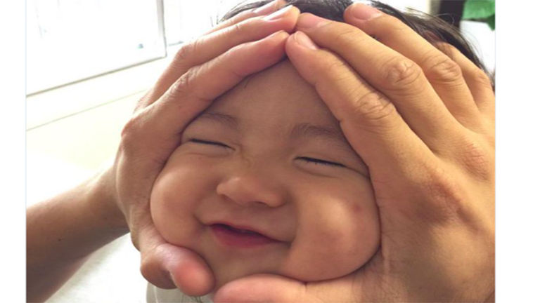 Új mém terjed Japánban: a rizsgolyó fejű gyerek