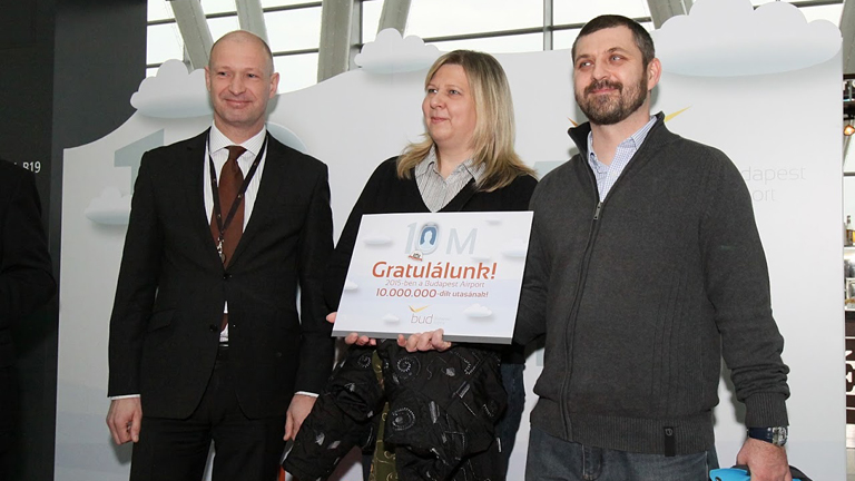 Jost Lammers, a Budapest Airport vezérigazgatója köszöntötte a 10 milliomodik utast és feleségét