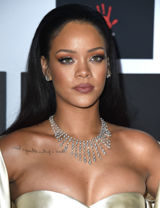 Rihanna mellére kicsi volt a ruha, nézd a képet