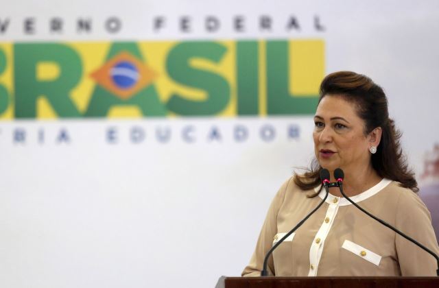 Vörösborral öntötte le a brazil miniszter a szenátort szexista megjegyzéséért