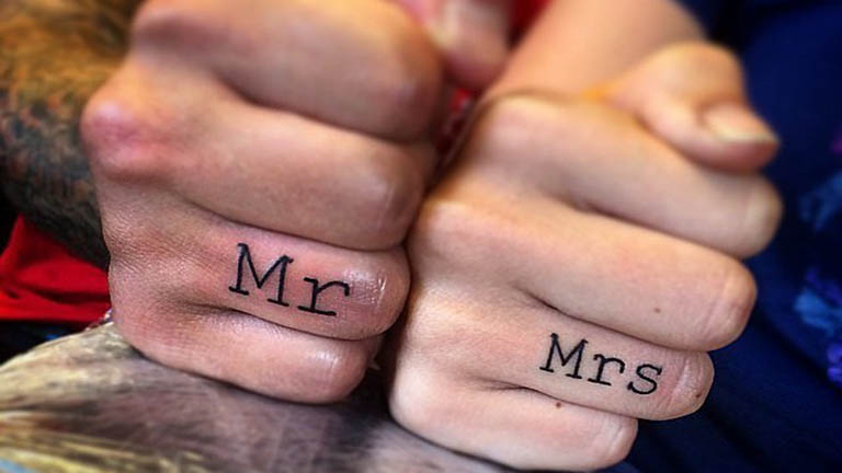 Tetoválásra cserélik a párok az eljegyzési gyűrűt