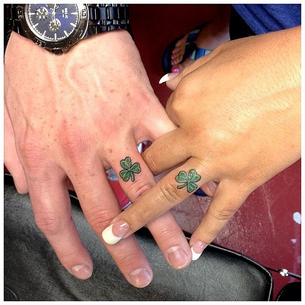 Tetoválásra cserélik a párok az eljegyzési gyűrűt