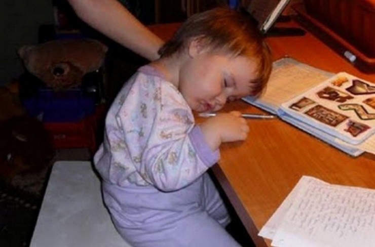 Ezek a gyerekek bárhol és bármikor képesek elaludni – vicces képek