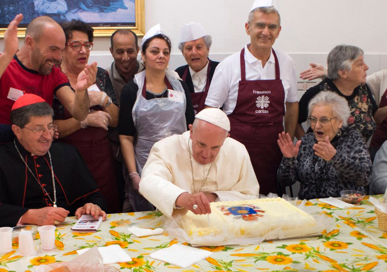 Ferenc pápa miután az ingyenkonyhán evett a szegényekkel, meglepték egy tortával