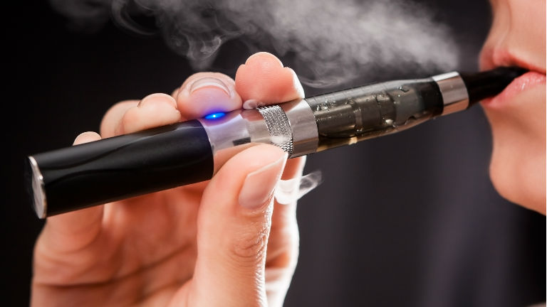E-cigi: tiltások és szabályozások lépnek életbe