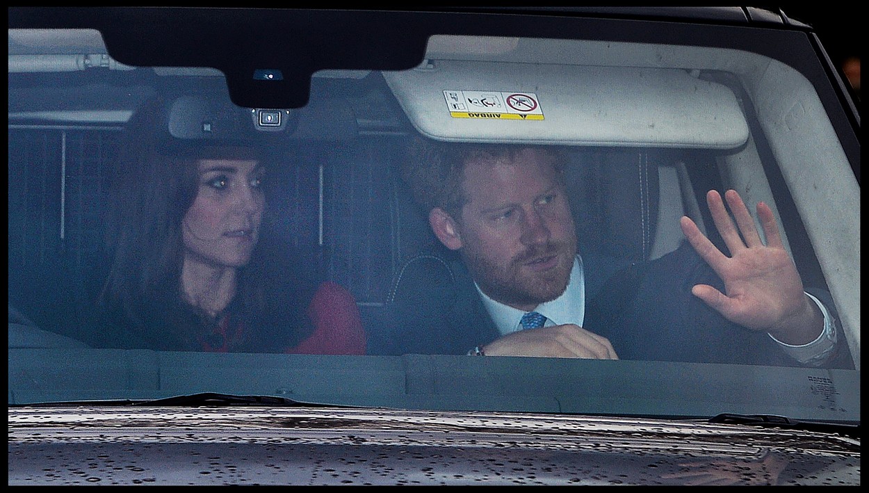 Friss kép: Harry herceg autókázni vitte György herceget 