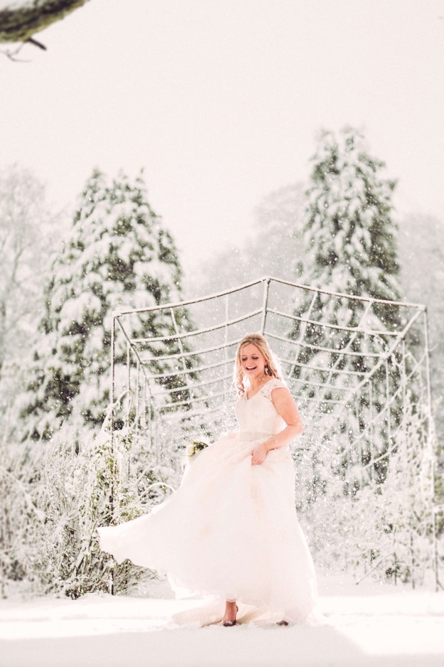 Váratlan hóesés tette felejthetetlenné a pár esküvőjét – bájos fotók