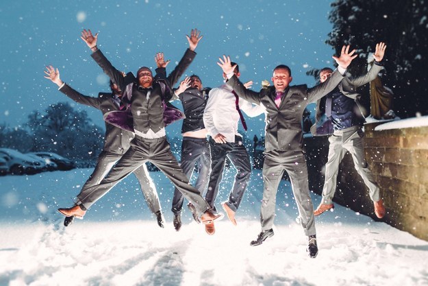 Váratlan hóesés tette felejthetetlenné a pár esküvőjét – bájos fotók