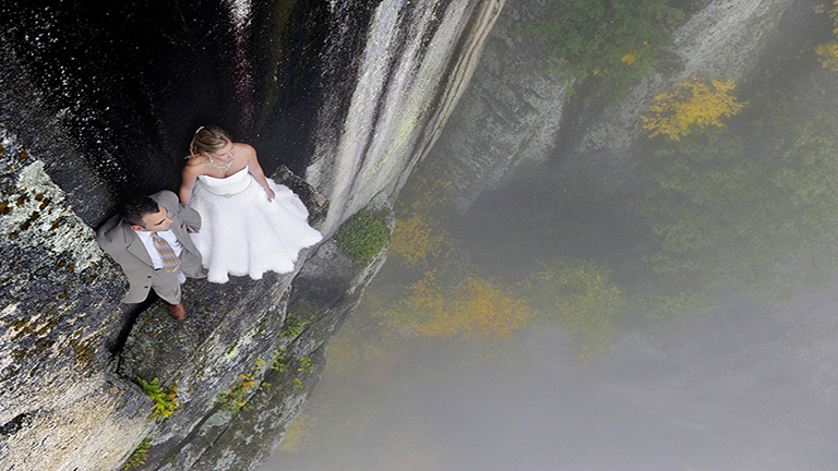 Ilyen egy igazán extrém esküvői fotózás – lélegzetelállító képek
