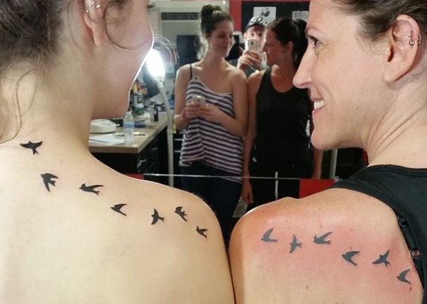 Megható anya-lánya tetoválások fejezik ki az életre szóló köteléket