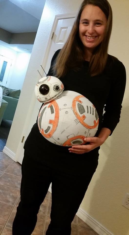 Komolyan vette a kismama a Star Wars premiert - még pocakját is beöltöztette