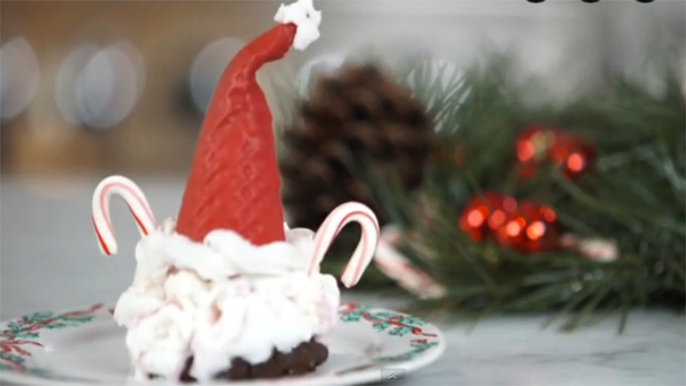 Így készíts mikulássapka formájú desszertet karácsonyra