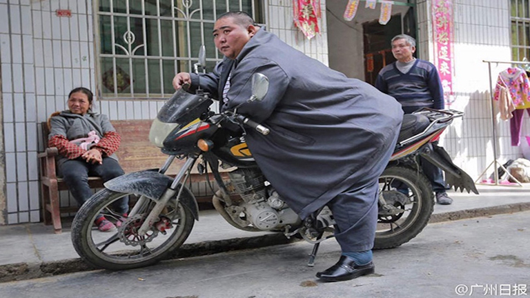 7 ember kellett, hogy megemeljék Kína legkövérebb férfiját
