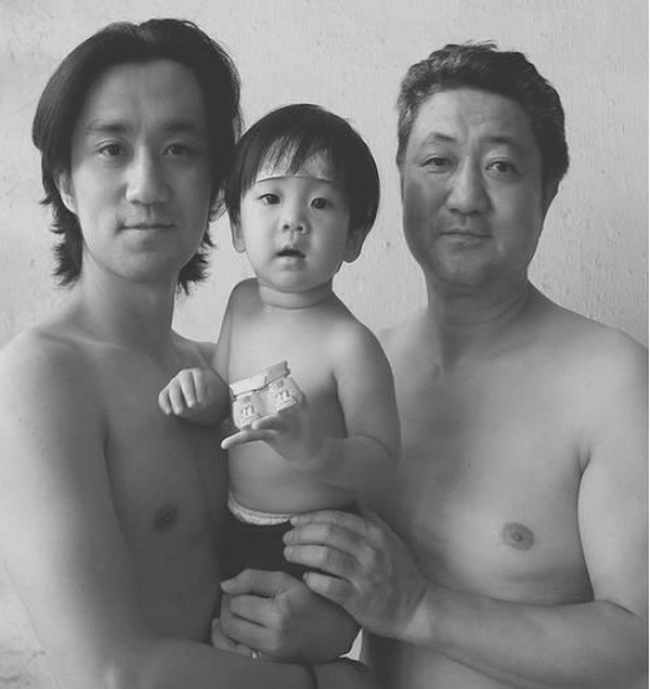 Megható képek: 26 éven át fotózta újra első fényképét egy apa és fia
