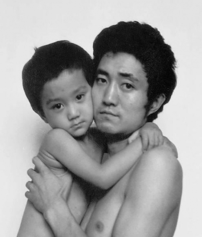 Megható képek: 26 éven át fotózta újra első fényképét egy apa és fia