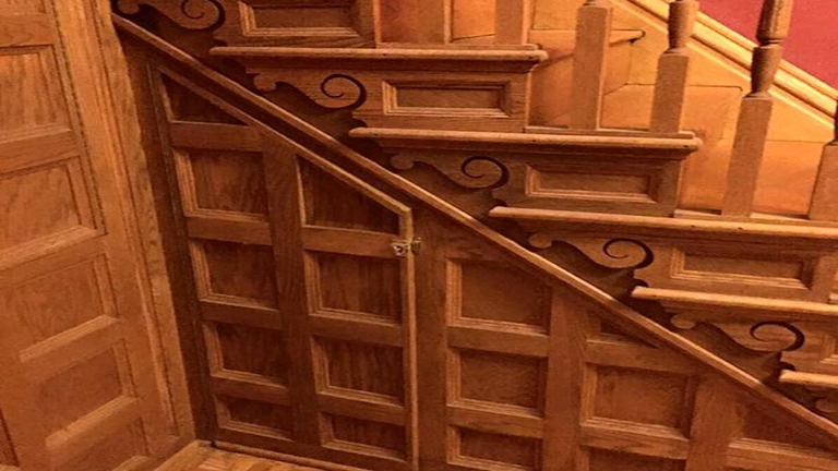 Lépcső alatti gardróbot rendezett be a Harry Potter rajongó