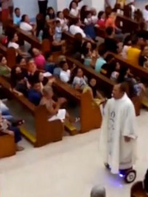 Légdeszkázva tart misét a modern pap - videó