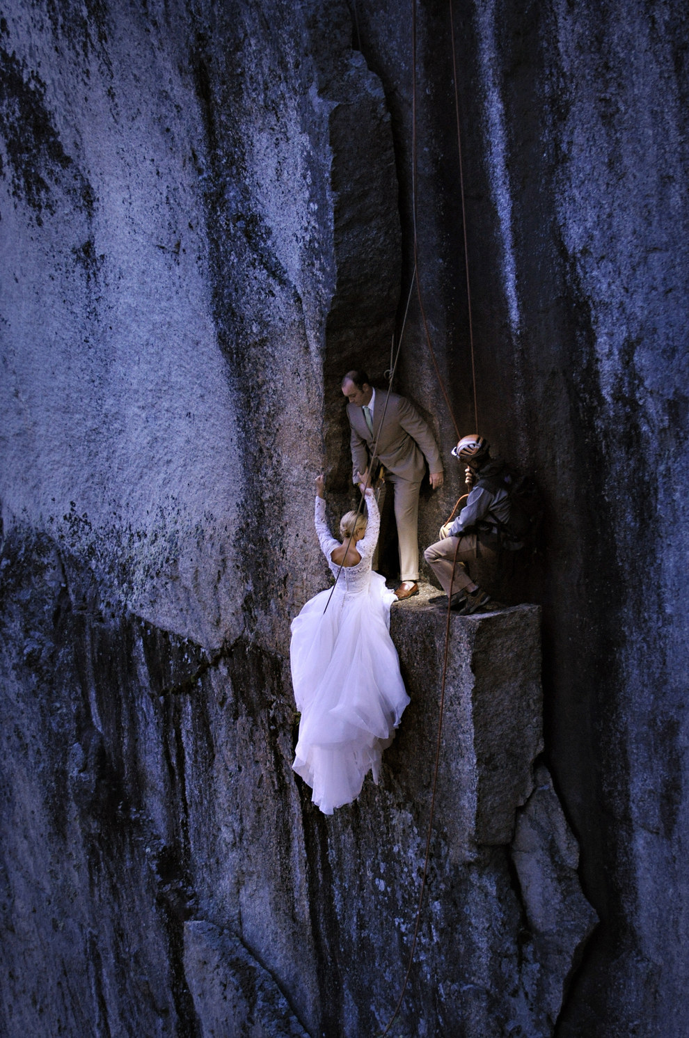 106 méteren, egy kopár sziklafalon készültek ezek az esküvői fotók