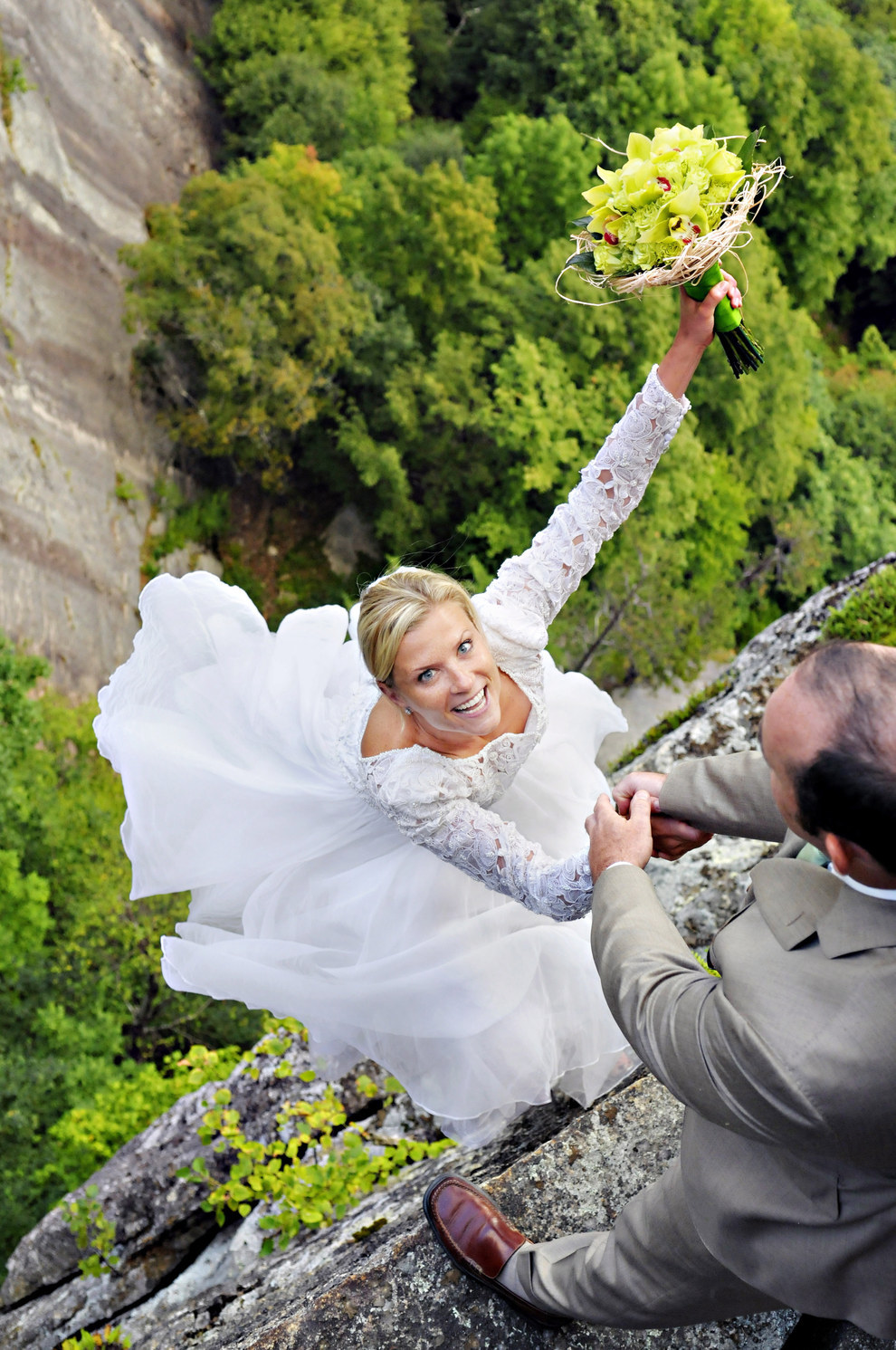 106 méteren, egy kopár sziklafalon készültek ezek az esküvői fotók