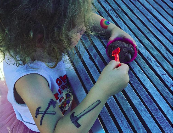 A leghipszterebb kisgyerekek már ilyen lemosható tetoválásokkal vagánykodhatnak