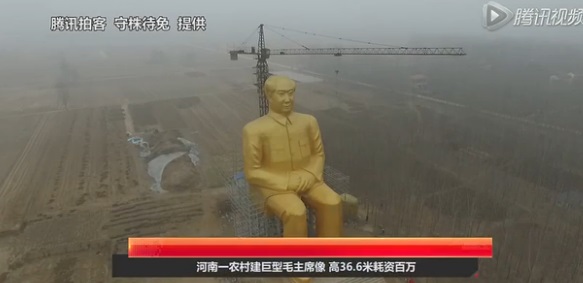 A kínai fiatalok hatalmas arany Mao Ce-Tung szoborral szelfiznek