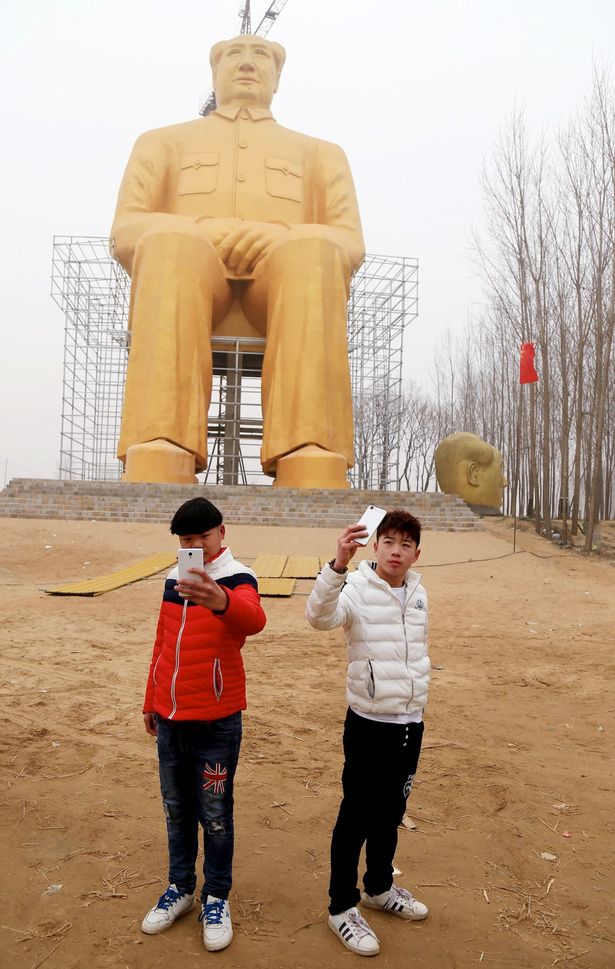 A kínai fiatalok hatalmas arany Mao Ce-Tung szoborral szelfiznek