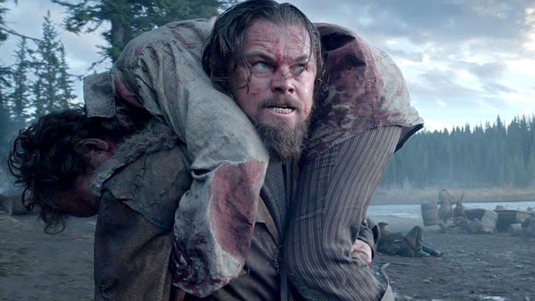 Leonardo DiCaprio szupermodellek helyett egy medvével hempereg az Oscarért – A visszatérő kritika