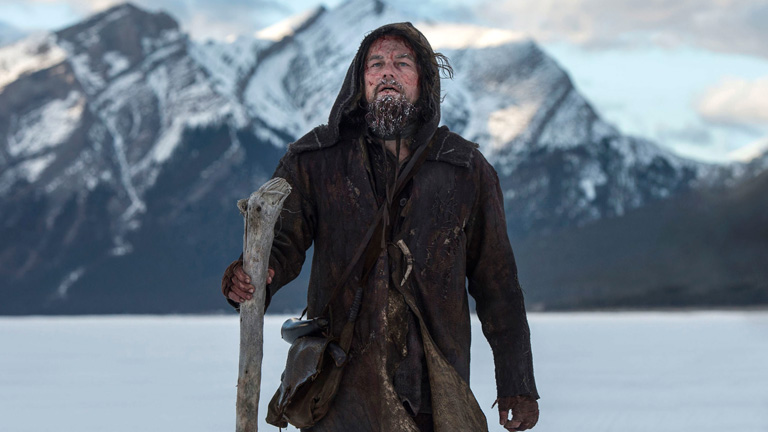 Leonardo DiCaprio szupermodellek helyett egy medvével hempereg az Oscarért – A visszatérő kritika