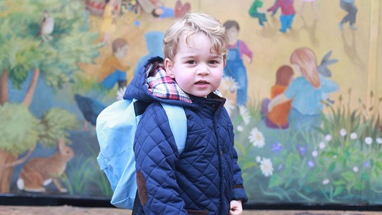 György herceg az iskola előtt