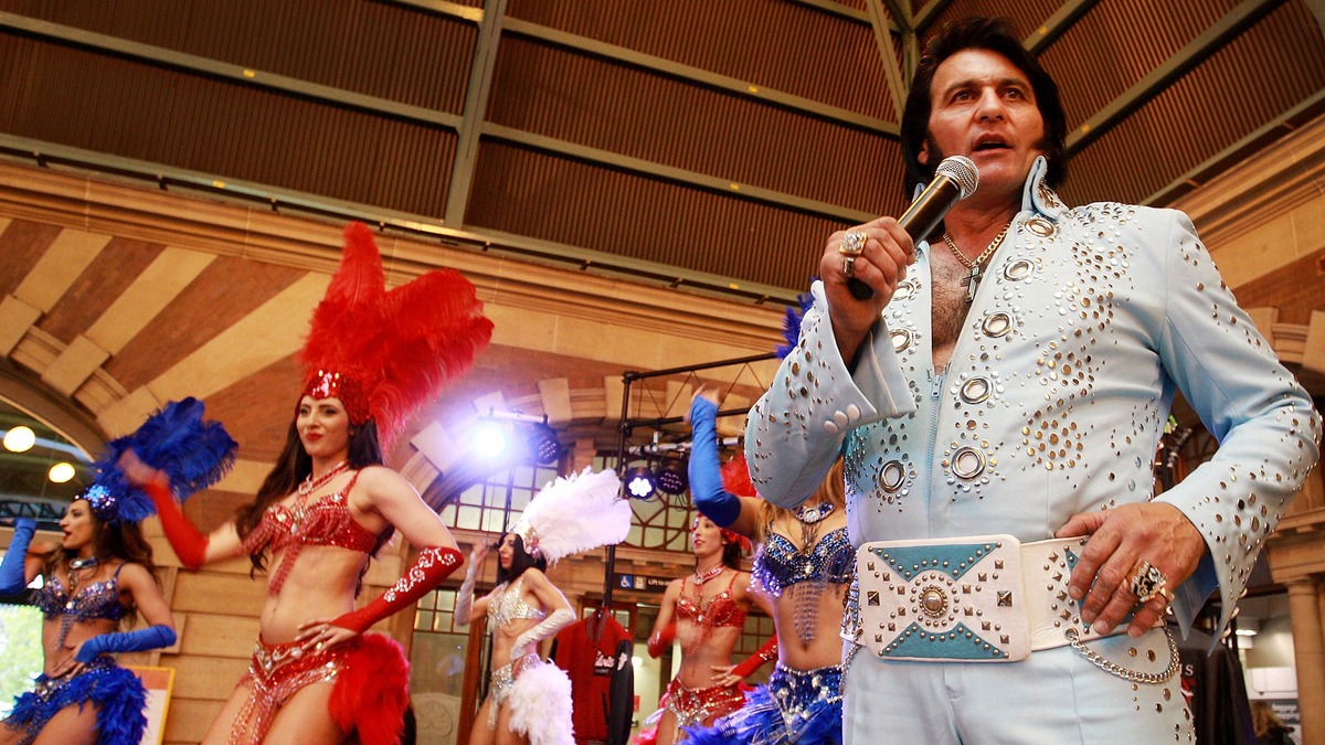 Szőrös mellkasú Elvis imitátorok rázzák a csípőjüket Elvis Presley születésnapján