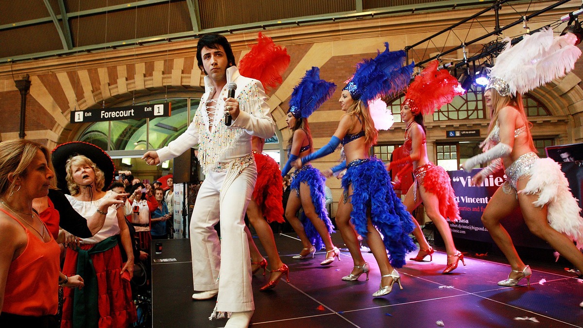Szőrös mellkasú Elvis imitátorok rázzák a csípőjüket Elvis Presley születésnapján